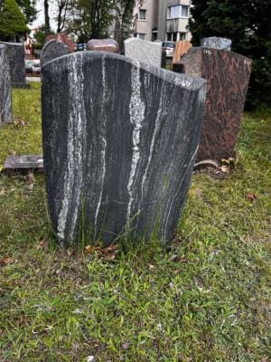 Grüner Granit Stehstein