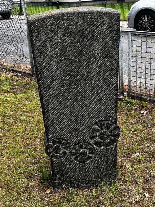 Dunkler Granit Stehstein 55 x 85 cm