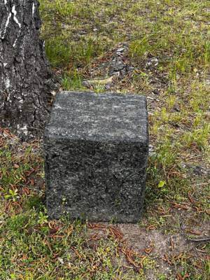 Dunkler Granit Stehstein 30 x 30 cm